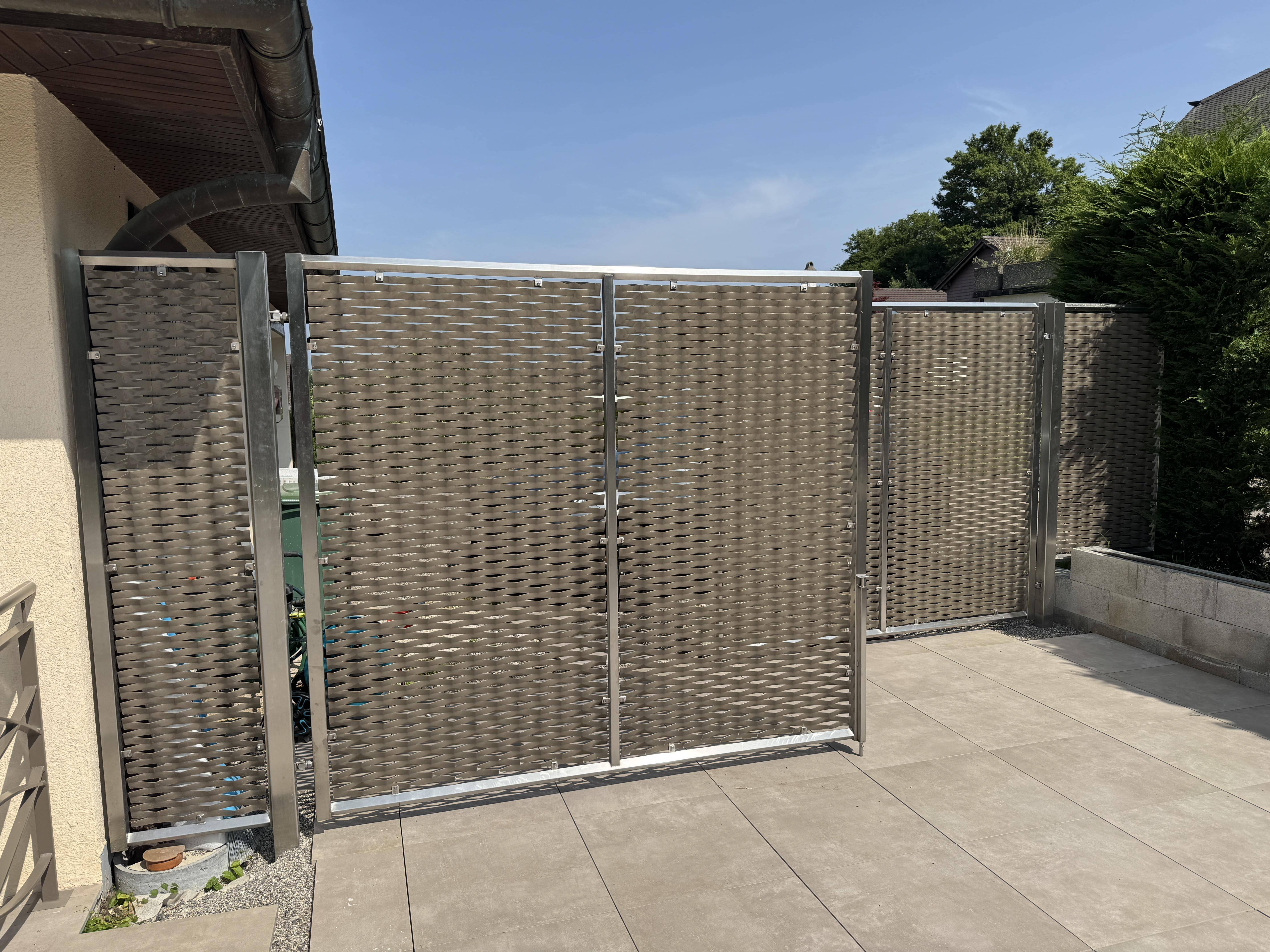 Portail métal déployé